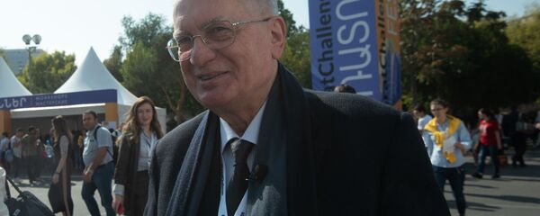 Михаил Пиотровский на площади Свободы в Ереване - Sputnik Армения