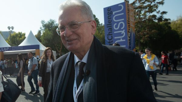 Михаил Пиотровский на площади Свободы в Ереване - Sputnik Армения