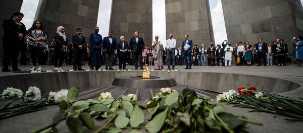 Участники гуманитарной инициативы Аврора посетили мемориальный комплекс Цицернакаберд (20 октября 2019). Еревaн - Sputnik Армения