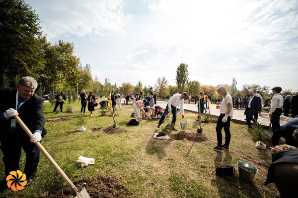 Участники форума Аврора в Ереване посадили деревья в память жертв Геноцида армян - Sputnik Армения