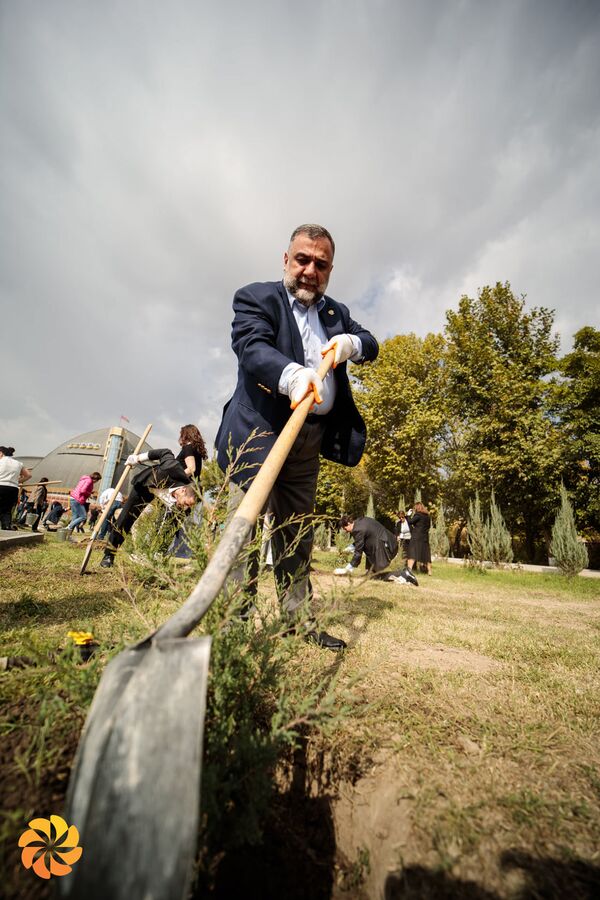 Участники форума Аврора в Ереване посадили деревья в память жертв Геноцида армян - Sputnik Армения