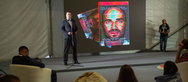 Спортивный коментатов Эдуард Калантарян на презентации армянского перевода книги Андре Агаси Откровенно (20 октября 2019). Еревaн - Sputnik Армения