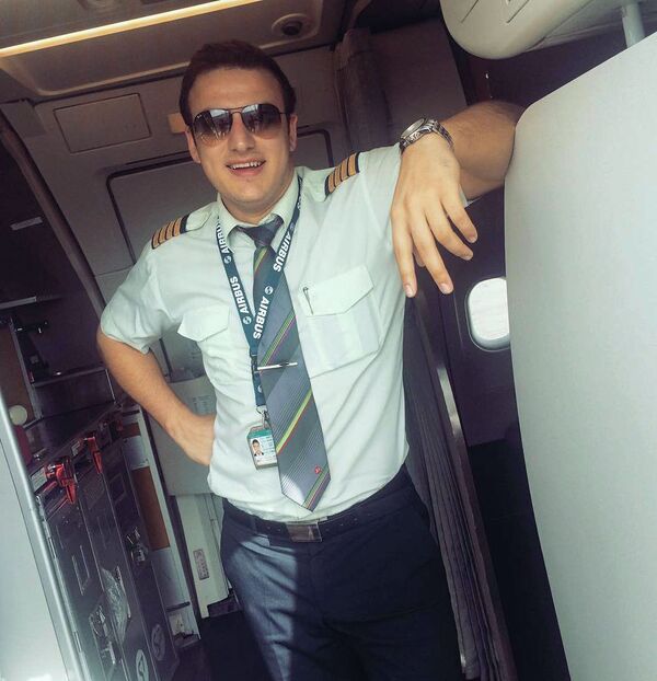 «Ախպեր ջան, մի վախի. ես քո հետ եմ թռնում». ինչպես մի կատակն աստղ դարձրեց օդաչու Մկրտչյանին «Ախպեր ջան, մի վախի. ես քո հետ եմ թռնում». ինչպես մի կատակն աստղ դարձրեց օդաչու Մկրտչյանին - Sputnik Արմենիա