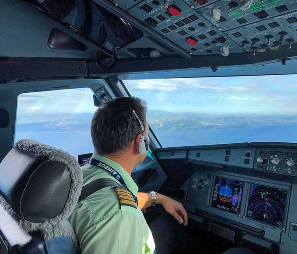 «Ախպեր ջան, մի վախի. ես քո հետ եմ թռնում». ինչպես մի կատակն աստղ դարձրեց օդաչու Մկրտչյանին «Ախպեր ջան, մի վախի. ես քո հետ եմ թռնում». ինչպես մի կատակն աստղ դարձրեց օդաչու Մկրտչյանին - Sputnik Արմենիա