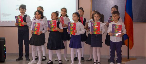 Церемония открытия центра русского языка в Ереванской основной школе номер 181 (21 октября 2019). Еревaн Церемония открытия центра русского языка в Ереванской основной школе номер 181 (21 октября 2019). Еревaн - Sputnik Армения