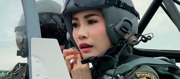 Генерал-майор Сининат Вонгваджирабхакди в кабине самолета Генерал-майор Сининат Вонгваджирабхакди в кабине самолета - Sputnik Армения