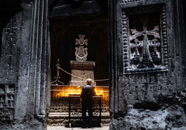 Верующий в монастыре Гегард в Котайкской области Армении. - Sputnik Армения