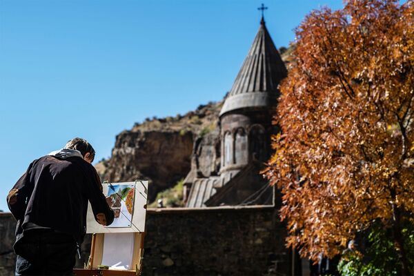 Молодой художник рисует монастырь Гегард в Котайкской области Армении. - Sputnik Армения