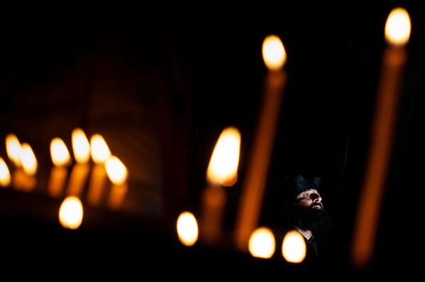 Священнослужитель в монастыре Татев в Сюникской области Армении. - Sputnik Армения