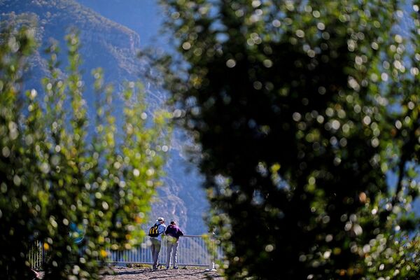 Туристы близ канатной дороги Крылья Татева в Армении. - Sputnik Армения
