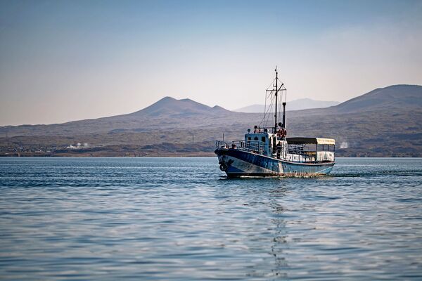 Лодка на озере Севан в Армении. - Sputnik Армения