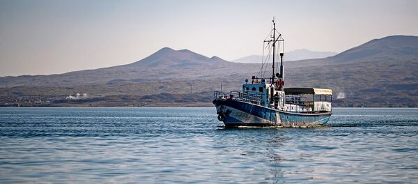 Лодка на озере Севан в Армении. - Sputnik Армения