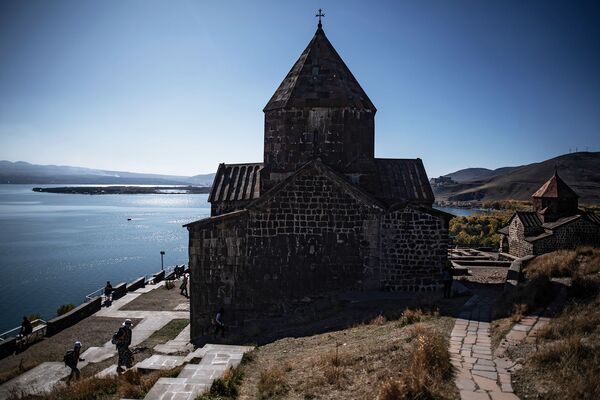 Туристы на территории монастыря Севанаванк. - Sputnik Армения