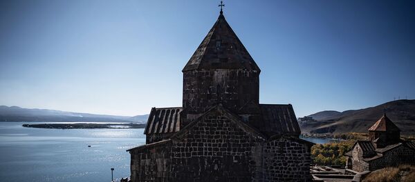 Туристы на территории монастыря Севанаванк. - Sputnik Արմենիա