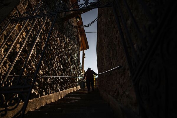 Местный житель на одной из улиц города Дилижан в Армении. - Sputnik Армения
