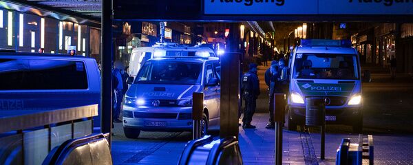 Полицейские силы на железнодорожном подземном переходе во время демонстрации курдов против турецкого военного наступления в Сирии (14 октября 2019). Херн, Германия - Sputnik Армения