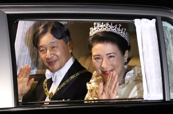Император Японии Нарухито и императрица Масако прибывают в Императорский дворец для участия в придворном банкете (22 октября 2019). Токио - Sputnik Армения