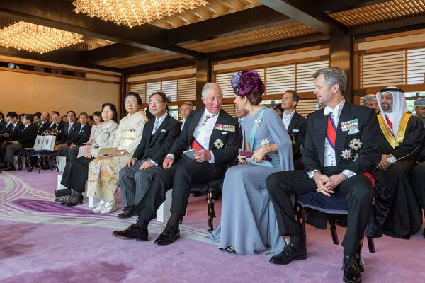 Британский принц Чарльз беседует с наследной принцессой Дании Марией и наследным принцем Фредериком во время церемонии интронизации императора Японии Нарухито в Императорском дворце (22 октября 2019). Токио - Sputnik Армения