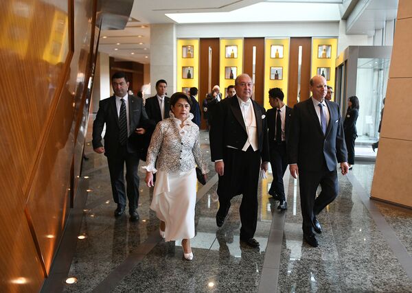 Президент Армении Армен Саркисян с супругой Нунэ Саркисян на торжественной церемонии интронизации императора Японии (22 октября 2019). Токио - Sputnik Армения