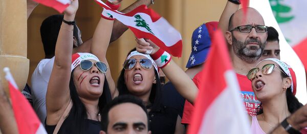 Антиправительственные протестующие во время акции протеста в Бейруте (21 октября 2019). Ливан - Sputnik Արմենիա
