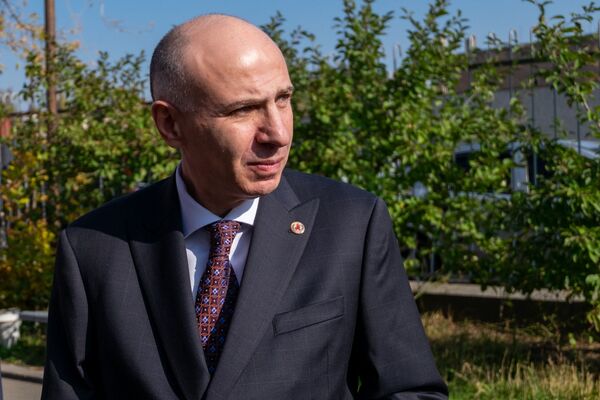 Травля в школе, опасные заработки и здоровые дети носителей ВИЧ: в Армении раскрыли скобки - Sputnik Армения