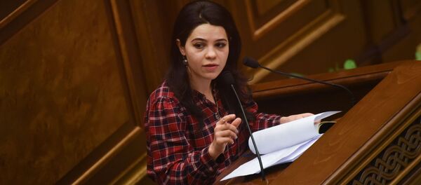 Депутат от фракции Мой шаг Татевик Айрапетян на внеочередном заседании парламента (14 февраля 2019). Еревaн Депутат от фракции Мой шаг Татевик Айрапетян на внеочередном заседании парламента (14 февраля 2019). Еревaн - Sputnik Արմենիա