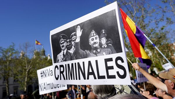 Протестующий несет баннер с изображениями Гитлера и Франко во время протеста перед Верховным судом Мадрида, призывая правительство запретить захоронение испанского диктатора Франсиско Франко в Соборе Альмудена (24 сентября 2019). Мадрид - Sputnik Արմենիա