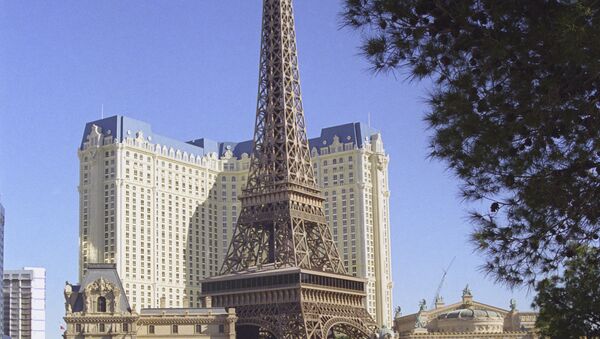 Вид на копию Эйфелевой башни и отель Париж в Лас-Вегасе. - Sputnik Армения
