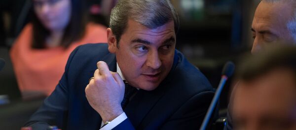 Председатель КГД Давид Ананян беседует с главой Центрального Банка Артуром Джавадяном перед началом заседания правительства Армении (24 октября 2019). Еревaн - Sputnik Армения