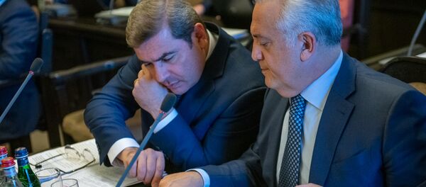 Председатель КГД Давид Ананян беседует с главой Центрального Банка Артуром Джавадяном перед началом заседания правительства Армении (24 октября 2019). Еревaн - Sputnik Արմենիա