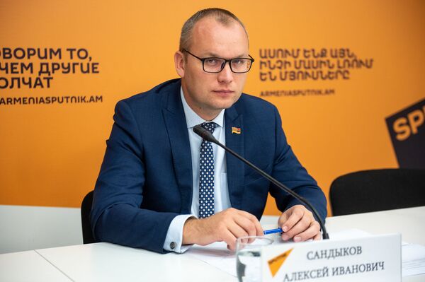 Хотят бросить тень на отношения Армении и России — Сандыков о ЧП с памятником Грибоедову - Sputnik Армения