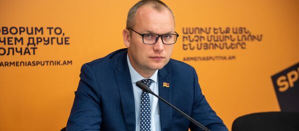 Депутат НС Армении Алексей Сандыков во время видеомоста Москвa – Бишкек – Еревaн – Минск – Нур-Султан о взаимодействии в рамках ЕАЭС (24 октября 2019). Еревaн Депутат НС Армении Алексей Сандыков во время видеомоста Москвa – Бишкек – Еревaн – Минск – Нур-Султан о взаимодействии в рамках ЕАЭС (24 октября 2019). Еревaн - Sputnik Արմենիա