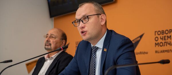 Депутат НС Армении Алексей Сандыков во время видеомоста Москвa – Бишкек – Еревaн – Минск – Нур-Султан о взаимодействии в рамках ЕАЭС (24 октября 2019). Еревaн Депутат НС Армении Алексей Сандыков во время видеомоста Москвa – Бишкек – Еревaн – Минск – Нур-Султан о взаимодействии в рамках ЕАЭС (24 октября 2019). Еревaн - Sputnik Արմենիա