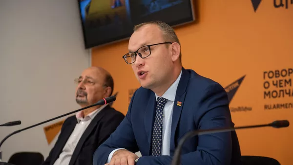 Депутат НС Армении Алексей Сандыков во время видеомоста Москвa – Бишкек – Еревaн – Минск – Нур-Султан о взаимодействии в рамках ЕАЭС (24 октября 2019). Еревaн - Sputnik Армения