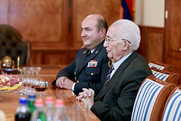 «5 րոպե Արմեն Դուլյանի հետ». Դովեղի օրը. ինչպես Մովսիսյանը վերադարձրեց հայկական հողերը «5 րոպե Արմեն Դուլյանի հետ». Դովեղի օրը. ինչպես Մովսիսյանը վերադարձրեց հայկական հողերը - Sputnik Արմենիա