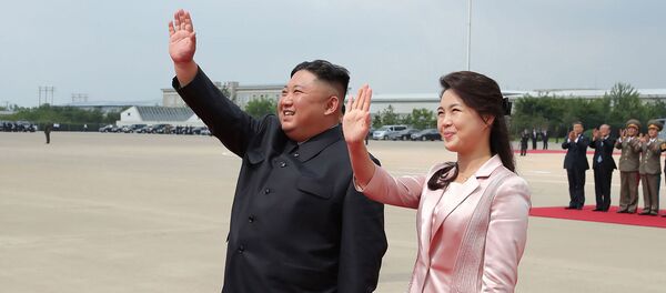Северокорейский лидер Ким Чен Ын с супругой Ри Соль Чжу прощаются с президентом Китая Си Цзиньпином и его супругой Пэн Лиюань (21 июня 2019). Пхеньян  - Sputnik Армения