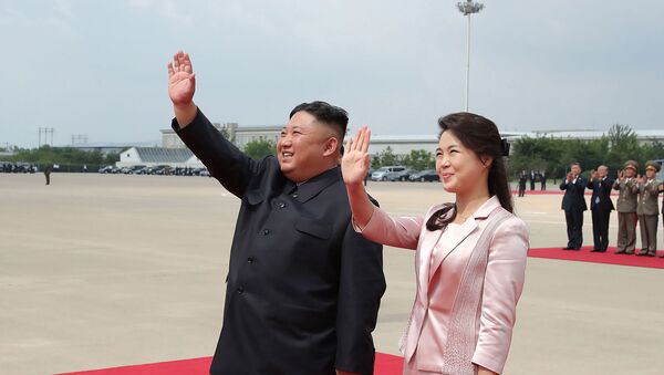 Северокорейский лидер Ким Чен Ын с супругой Ри Соль Чжу прощаются с президентом Китая Си Цзиньпином и его супругой Пэн Лиюань (21 июня 2019). Пхеньян  - Sputnik Армения