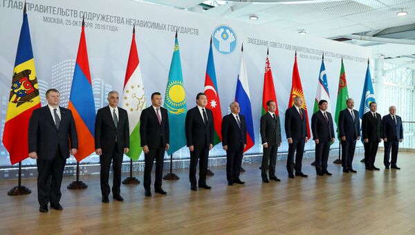 Церемония совместного фотографирования глав делегаций - участников заседания Совета глав правительств СНГ (25 октября 2019). Москвa - Sputnik Армения