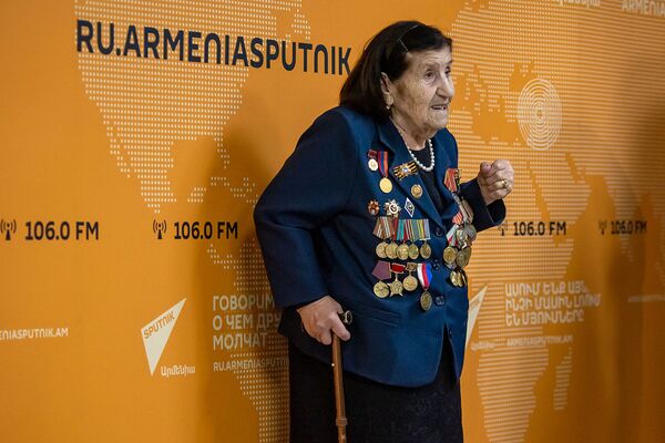 А он стрелял и улыбался: Розалия Абгарян знает, за что не ругали на той войне - Sputnik Армения