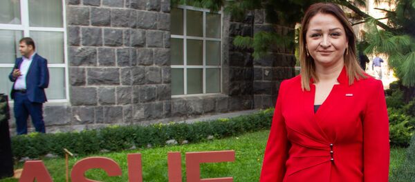 Исполняющий обязанности ректора АГЭУ Диана Галоян на ярмарке труда (25 октября 2019). Еревaн - Sputnik Արմենիա