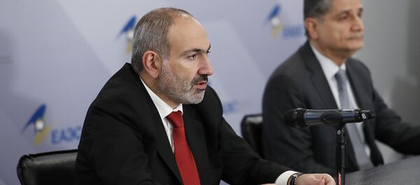 Премьер-министр Армении Никол Пашинян и председатель ЕЭК Тигран Саркисян на брифинге (25 октября 2019). Москвa Премьер-министр Армении Никол Пашинян и председатель ЕЭК Тигран Саркисян на брифинге (25 октября 2019). Москвa - Sputnik Армения