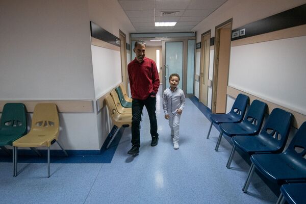 Դու մենակ չես. 7-ամյա Էրիկը գտել է երկրորդ «ես»-ն ու Նարեկի օգնությամբ հաղթահարել քաղցկեղը - Sputnik Արմենիա