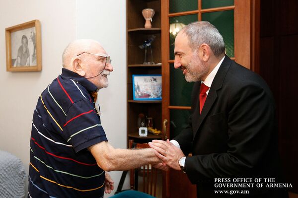 Приезжайте в Ереван!: премьер Армении в гостях у Джигарханяна Приезжайте в Ереван!: премьер Армении в гостях у Джигарханяна - Sputnik Армения