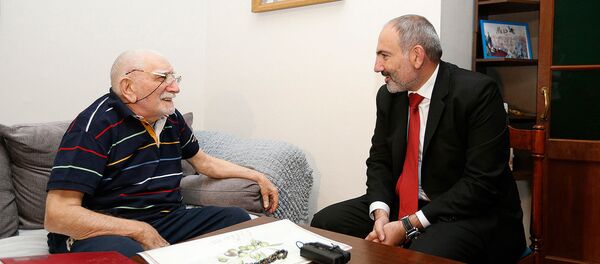 Премьер-министр Никол Пашинян посетил Армена Джигарханяна (25 октября 2019). Москвa Премьер-министр Никол Пашинян посетил Армена Джигарханяна (25 октября 2019). Москвa - Sputnik Արմենիա