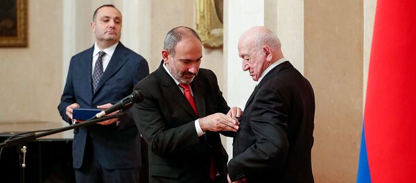 Премьер-министр Никол Пашинян наградил Никиту Симоняна орденом За заслуги перед Отечеством I степени (25 октября 2019). Москвa Премьер-министр Никол Пашинян наградил Никиту Симоняна орденом За заслуги перед Отечеством I степени (25 октября 2019). Москвa - Sputnik Արմենիա