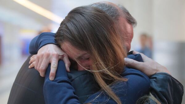Мария Бутина, освобожденная из тюрьмы в США, с отцом Валерием Бутиным в международном аэропорту Шереметьево (26 октября 2019). Москвa - Sputnik Армения