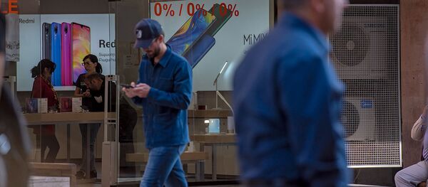 Прохожиe у магазина Xiaomi в Ереване - Sputnik Արմենիա