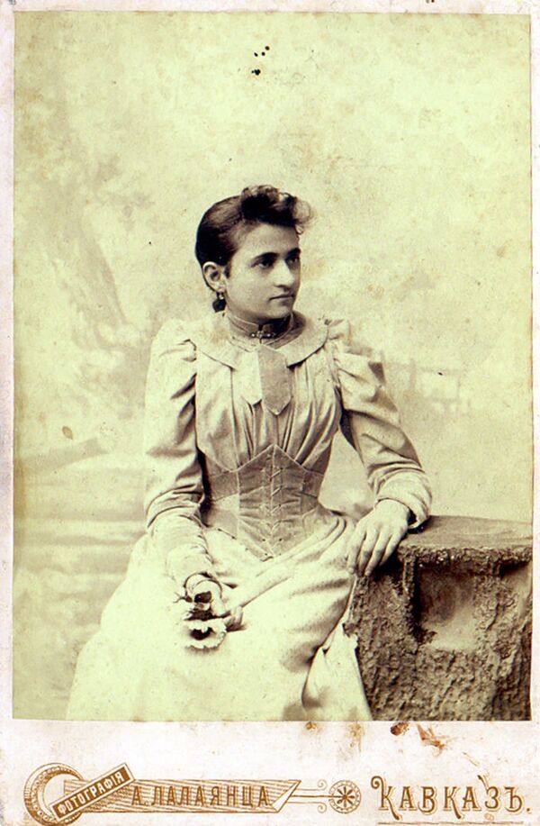 Նախորդ դարերի հայուհիները մարտահրավեր են նետում ժամանակակից գեղեցկուհիներին. լուսանկարներ Նախորդ դարերի հայուհիները մարտահրավեր են նետում ժամանակակից գեղեցկուհիներին. լուսանկարներ - Sputnik Արմենիա