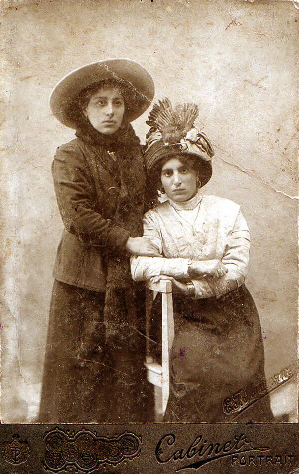 Նախորդ դարերի հայուհիները մարտահրավեր են նետում ժամանակակից գեղեցկուհիներին. լուսանկարներ Նախորդ դարերի հայուհիները մարտահրավեր են նետում ժամանակակից գեղեցկուհիներին. լուսանկարներ - Sputnik Արմենիա