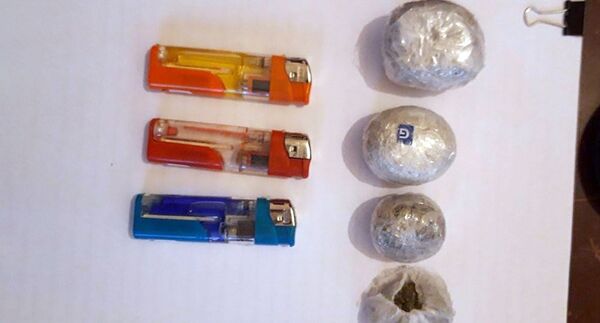 Заключенному в УИУ Севан пытались передать марихуану в коробках Азерчай Заключенному в УИУ Севан пытались передать марихуану в коробках Азерчай - Sputnik Армения